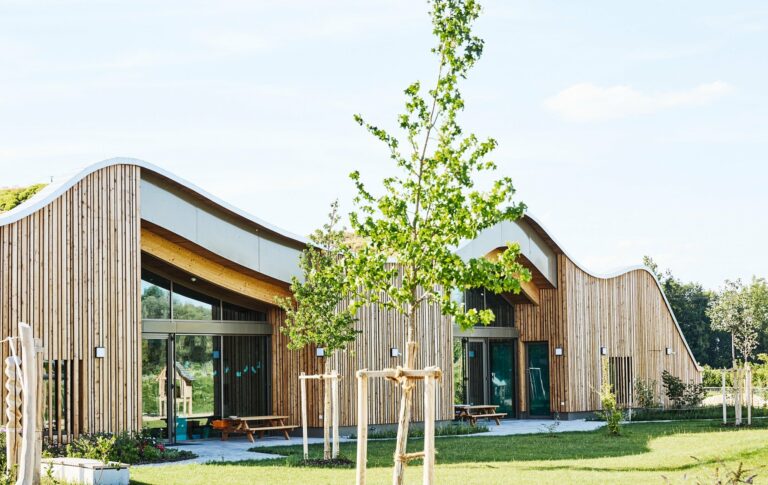 03_Außenansicht Kita_Dach_compressed