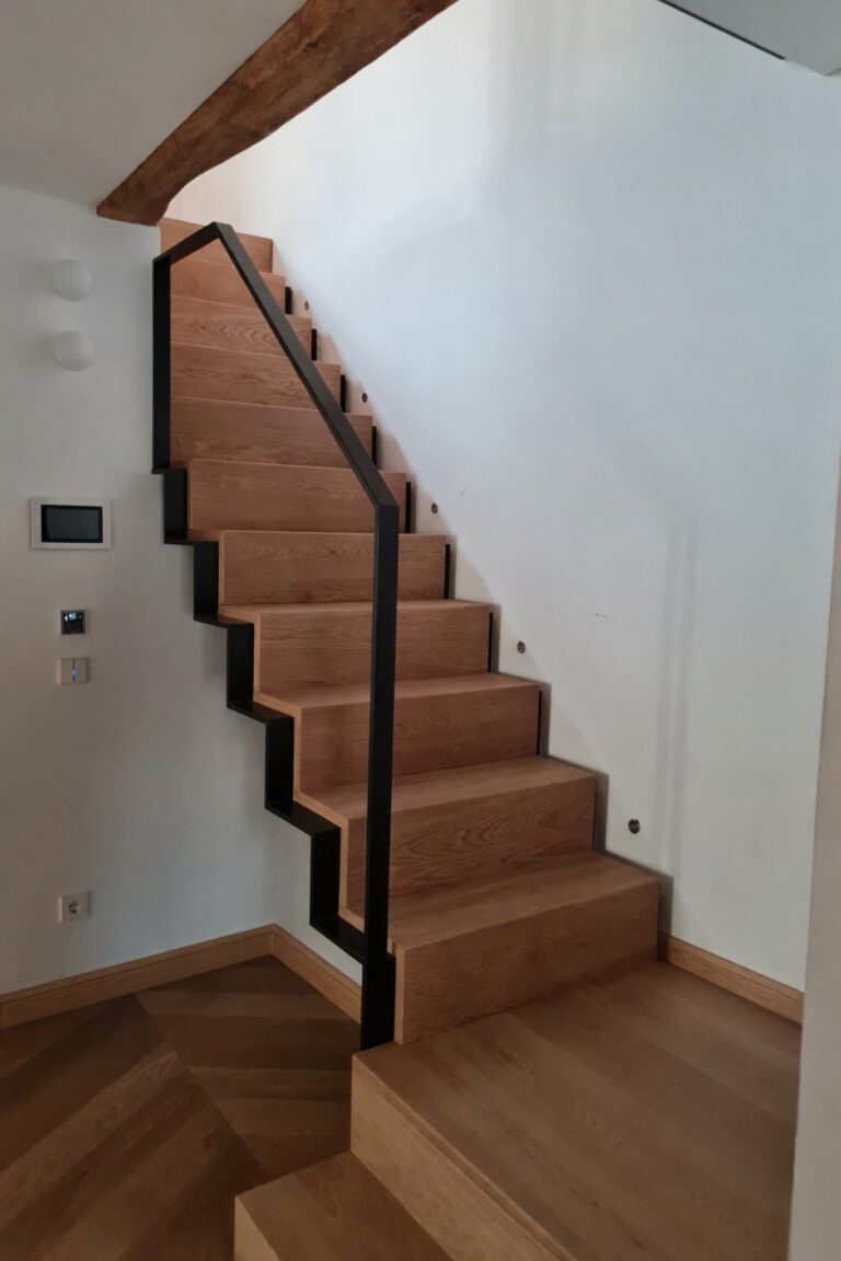 Moderne_Holztreppe_schwarzer_Handlauf_komprimiert