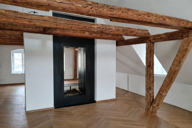 Rustikales_Zimmer_mit_modernem_Kamin_komprimiert